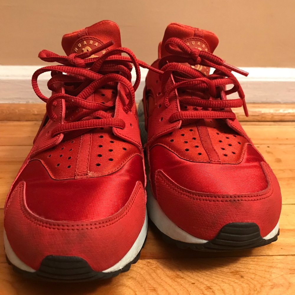 Size 8 Nike Huarache sneakers